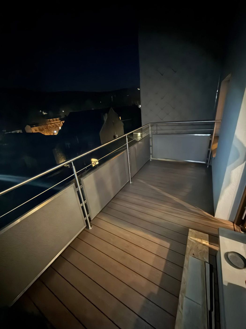 Balcon de nuit avec garde-corps en inox, main courante tubulaire et panneaux en tôle perforée