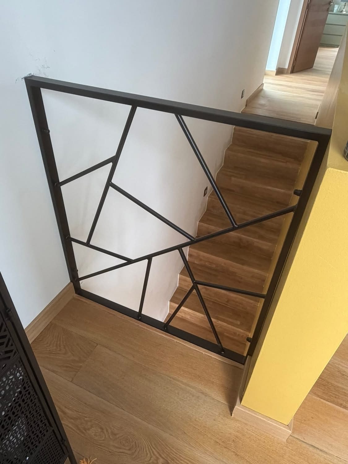 Garde-corps de trémie d'escalier en acier noir avec un motif de barres géométriques
