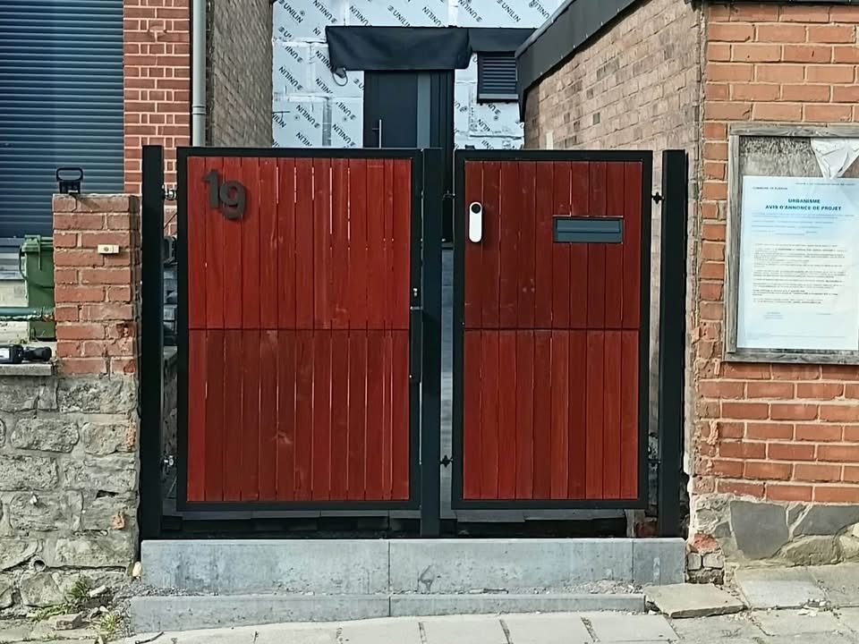 Portail et portillon à cadre acier noir remplis de lames de bois rouge